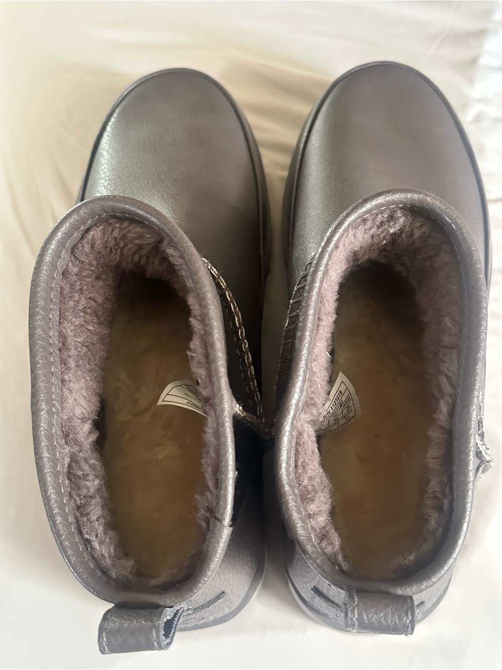 UGG Classic Gray Winter Boot with Plush Lining - Picture 4 of 4